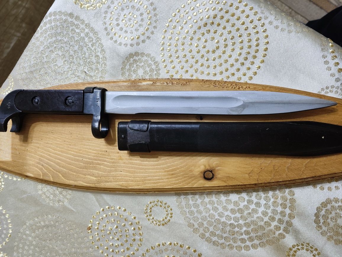 Нож за АК-47 на дървена поставка