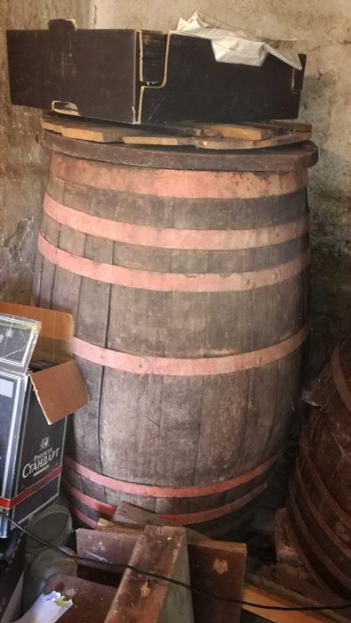 продавам дъбова каца за вино, 300 литра, и 250 литра
