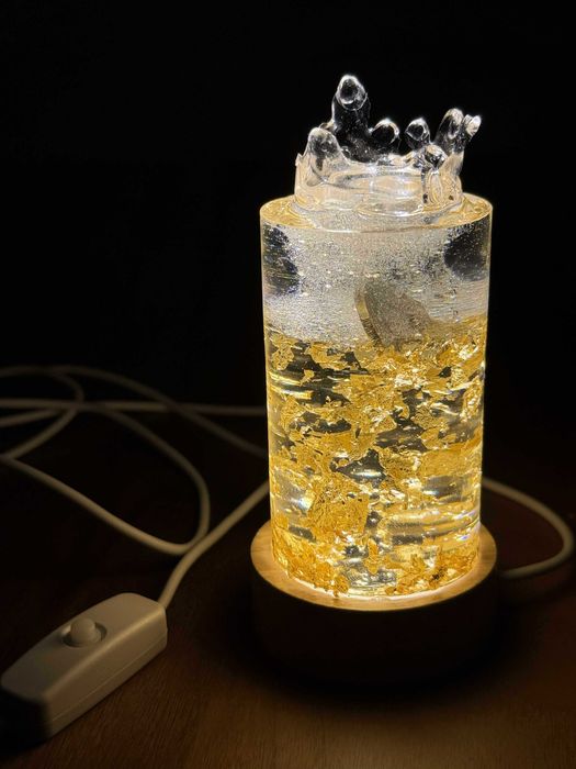 Авангардна декоративна лампа с монета от 1 лев във водата