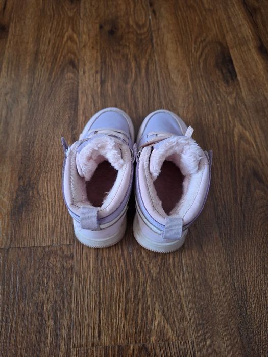 Продаются детские кроссовки на меху, в отличном состоянии