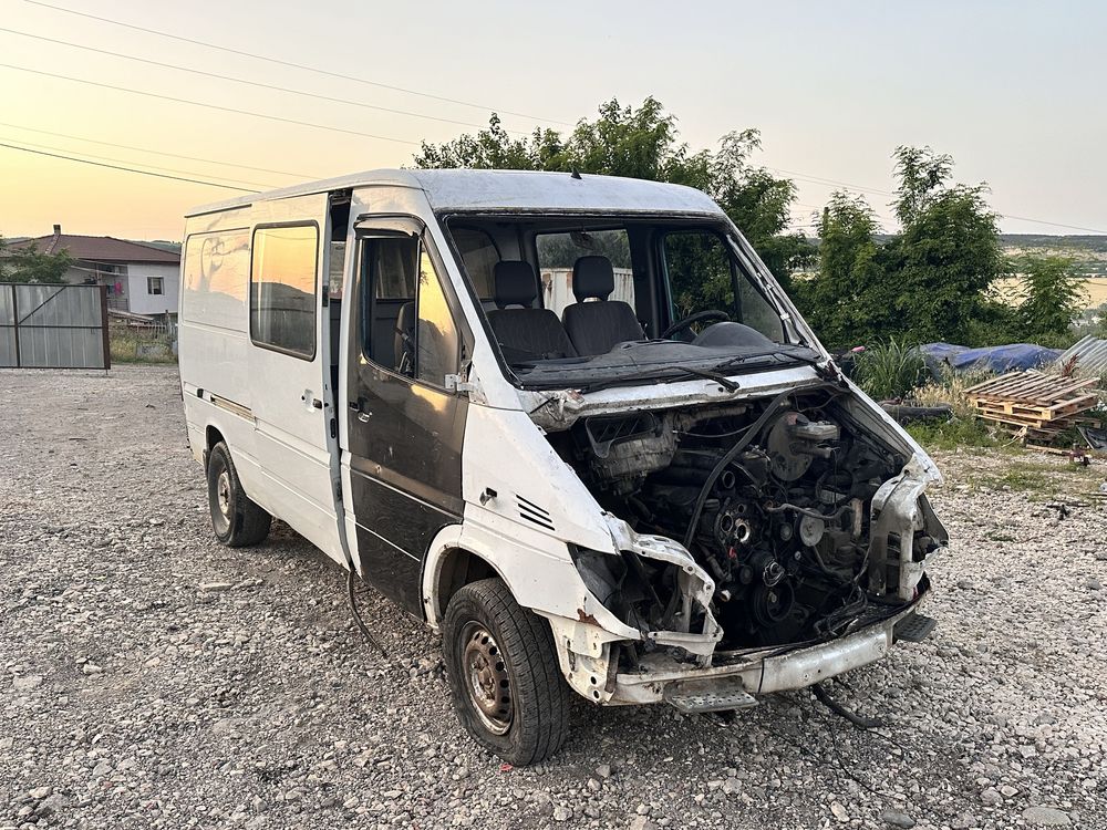 На части Mercedes sprinter 2.2cdi теглич здрав мотор и скорости