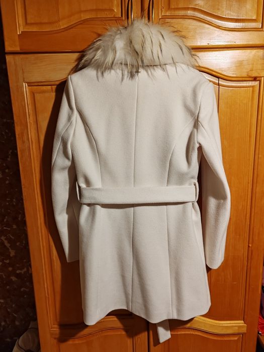 Бяло красиво палто с "богата" естествена кожа.