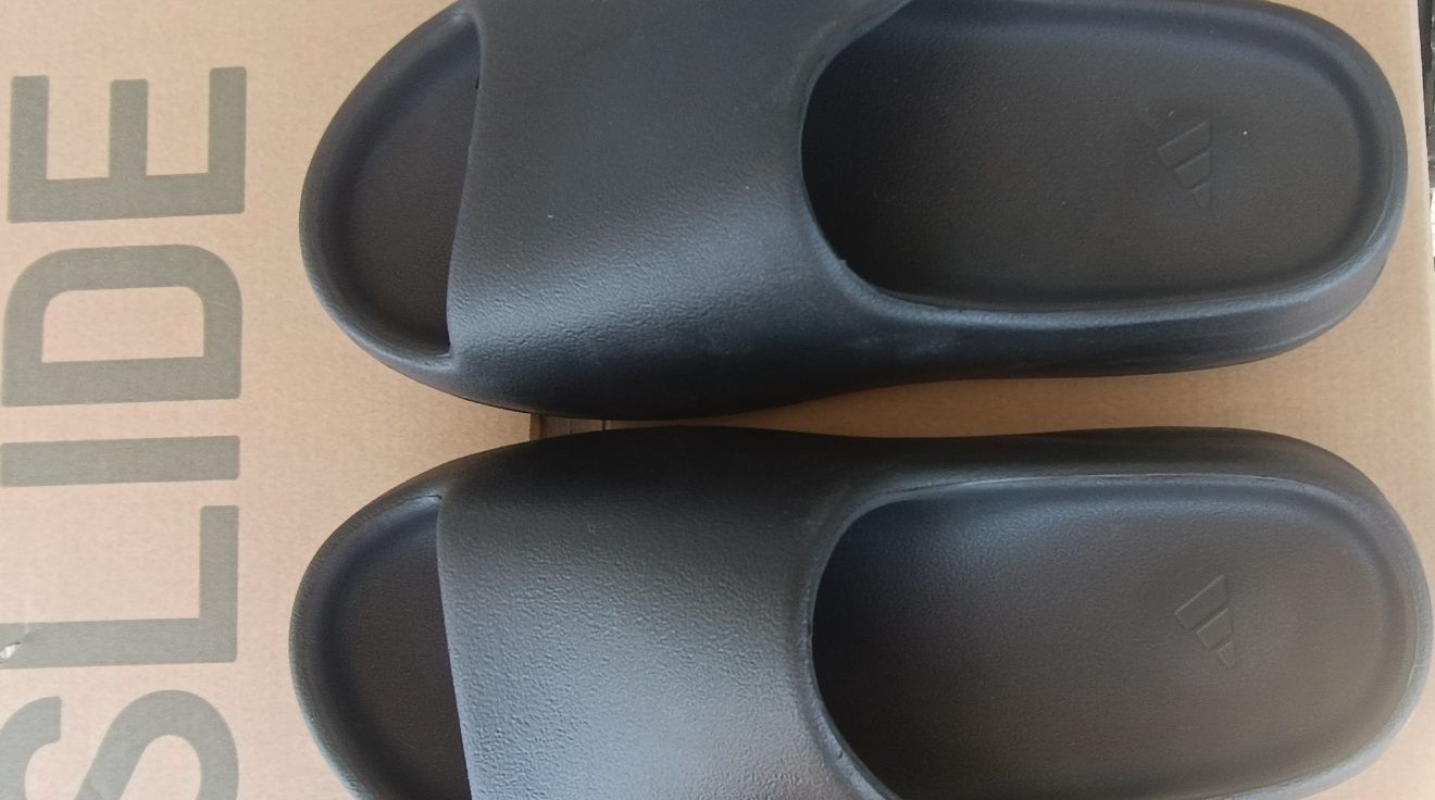 YEEZY SLIDES – Черни и Бежови – Номер 43