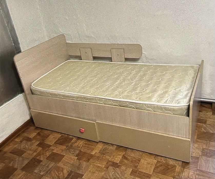 Продам детскую кровать ( с бортиками )