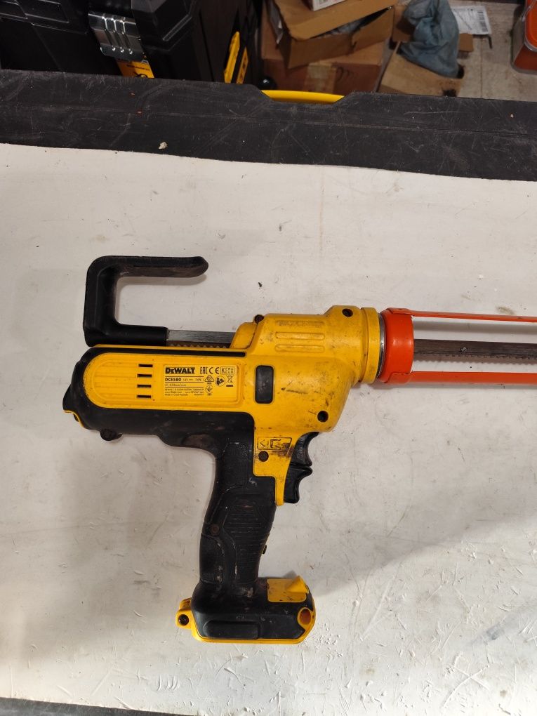Акумулаторен Пистолет за силикон полиуретан Девалт DeWALT DCE580 18V