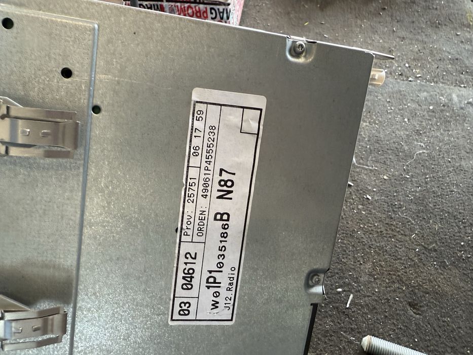 Продавам ориг радио Cd Mp3 VW Seat leon 1P1035186B касетофон медия