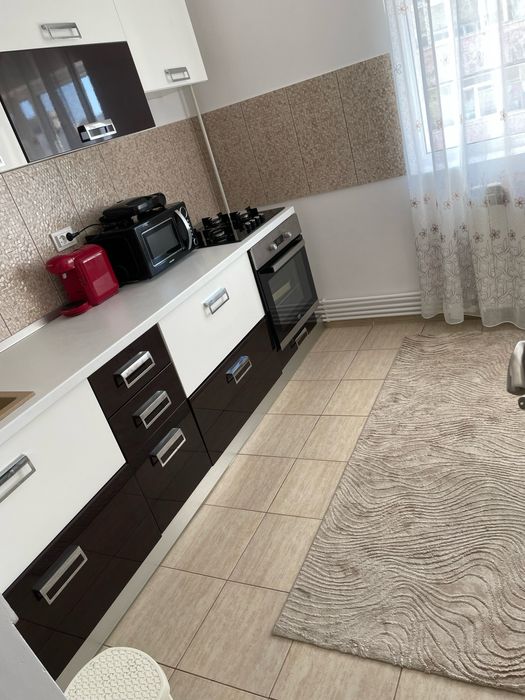 Inchiriez apartament 2 camere decomandat 7/7 . Zona Lenin