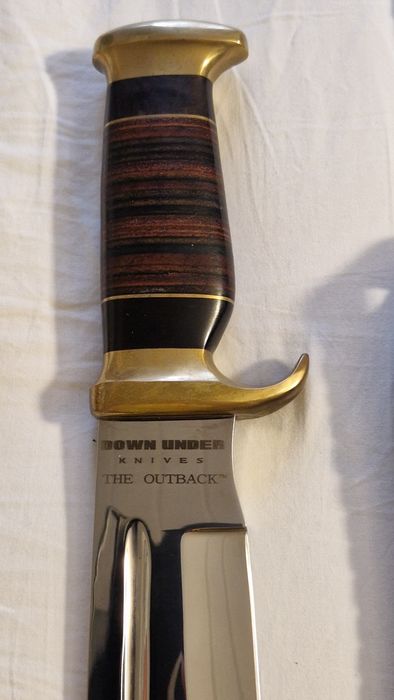 Cuțit cu teacă și pilă