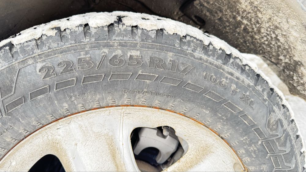Продам зимнюю резину 225 65 r17