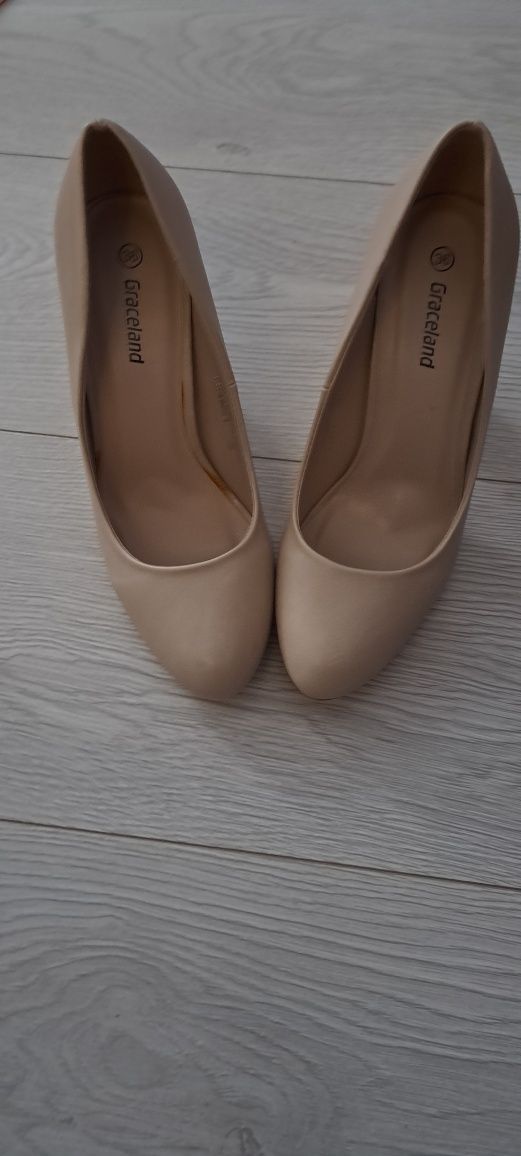 Pantofi noi marimea 36