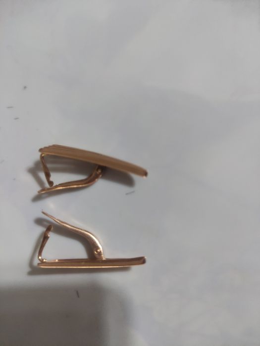 Продаются необычные золотые серьги