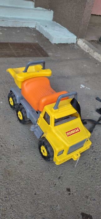 Продам большую машину ребёнок может сидеть