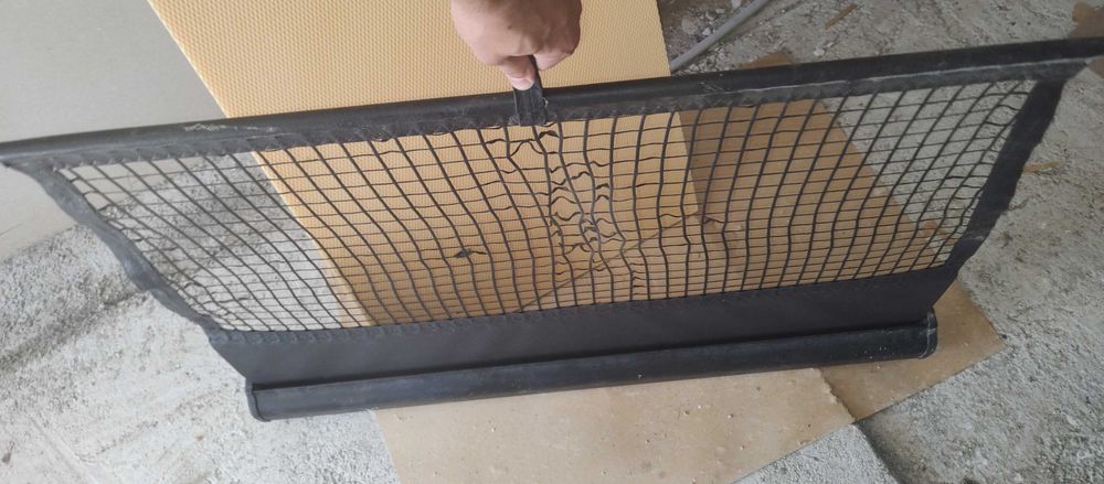 Vând rulou cu plasă retractabilă pentru portbagaj VW Passat B5.5 break