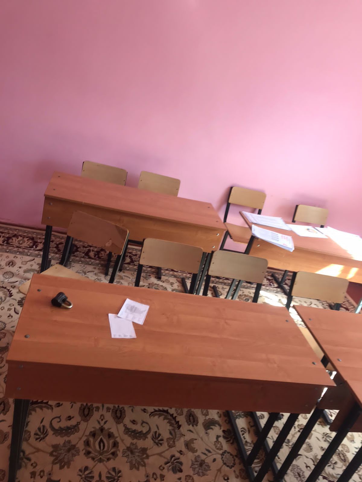 Продается парта со стульями