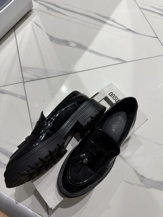 Черни лачени лоуфъри