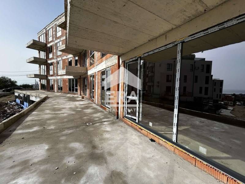 Тристаен, ексклузивен, източен апартамент за продажба, с голяма дневна