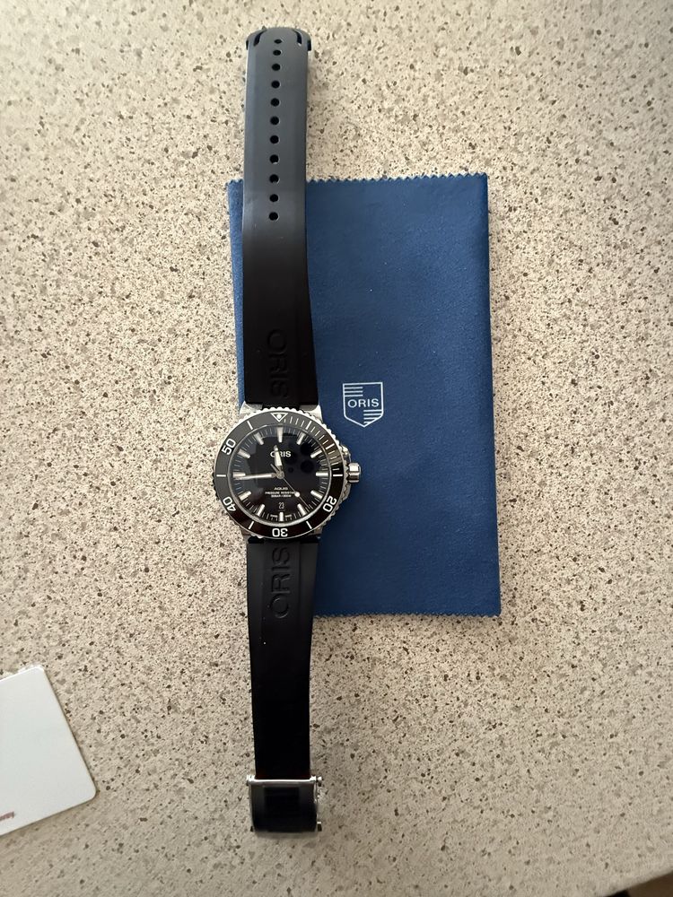 Oris Aquis Date часовник