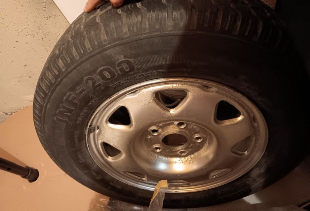 Eдна Гума с джанта за црв 1