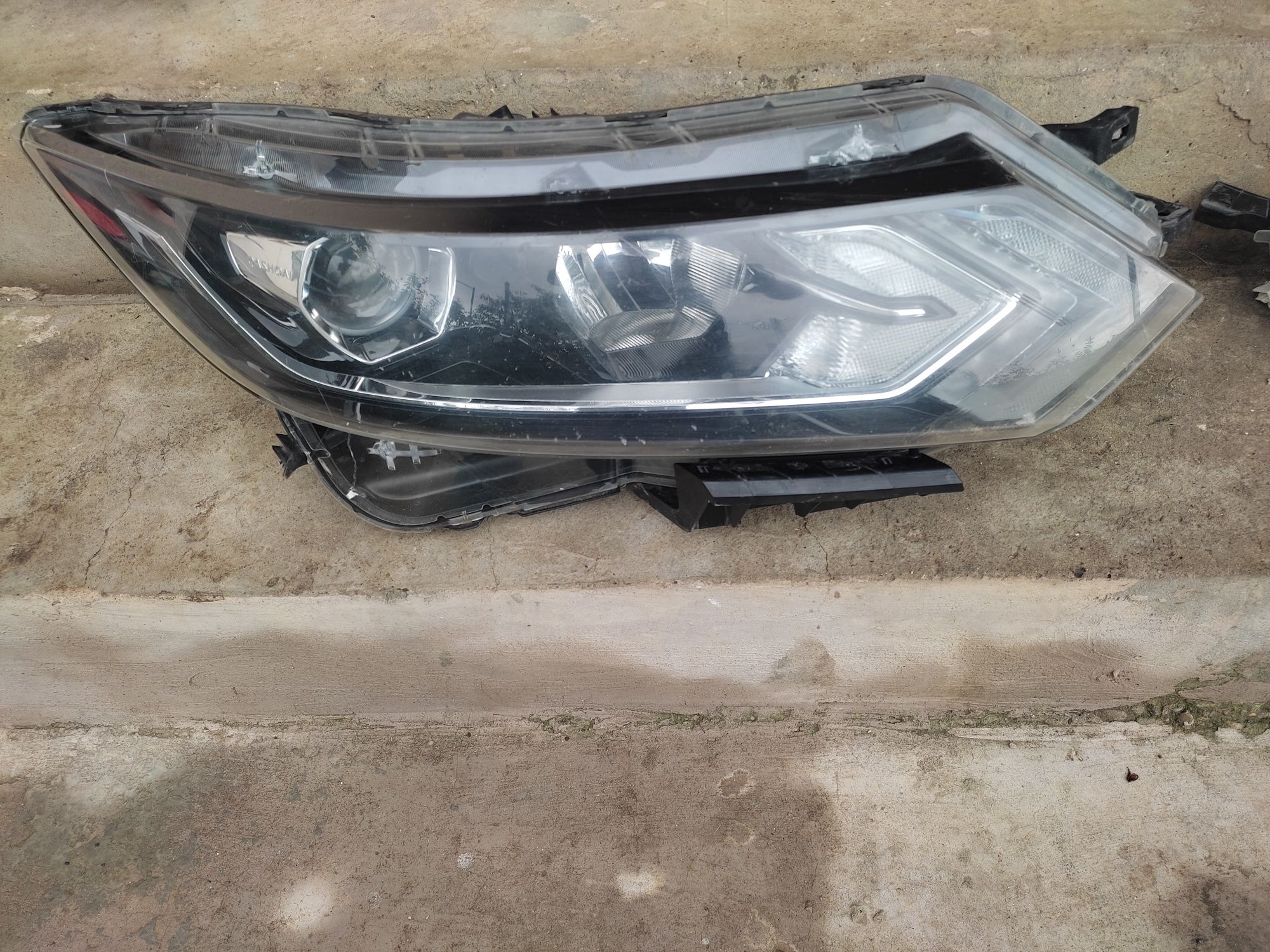 Sticle far Nissan Qashqai 2 facelift