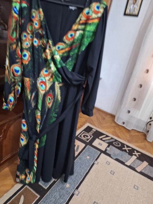 Rochie eleganta de la Dames.  Model impresionant cu paun