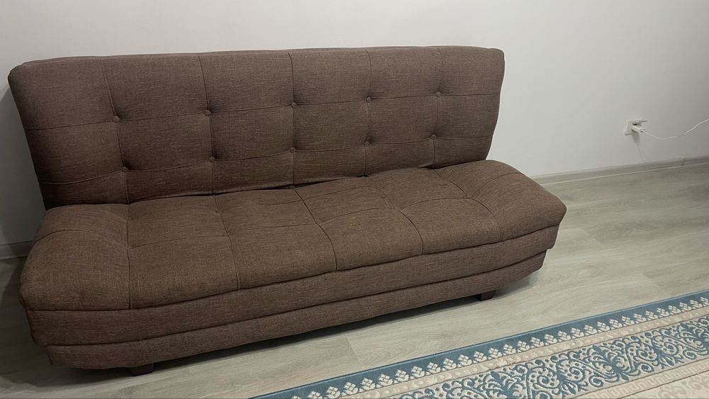 Тахта в хорошем состоянии.