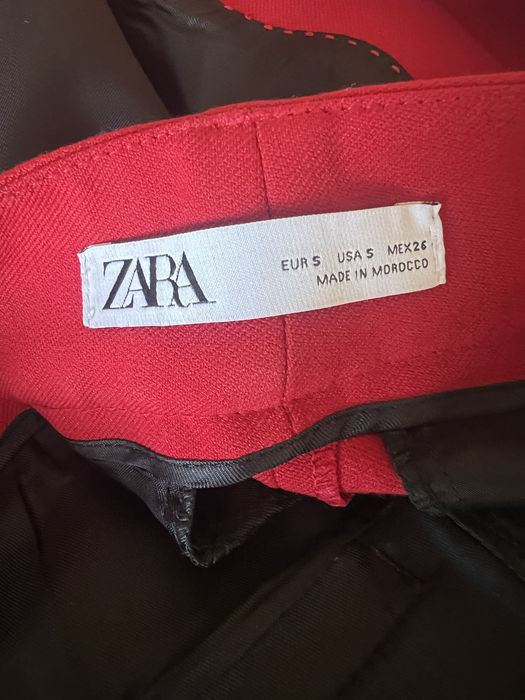 Червен костюм на Zara