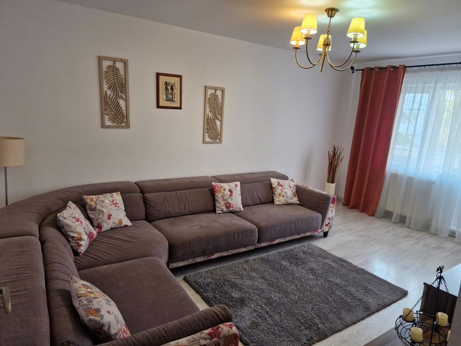 Închiriez apartament 4 camere