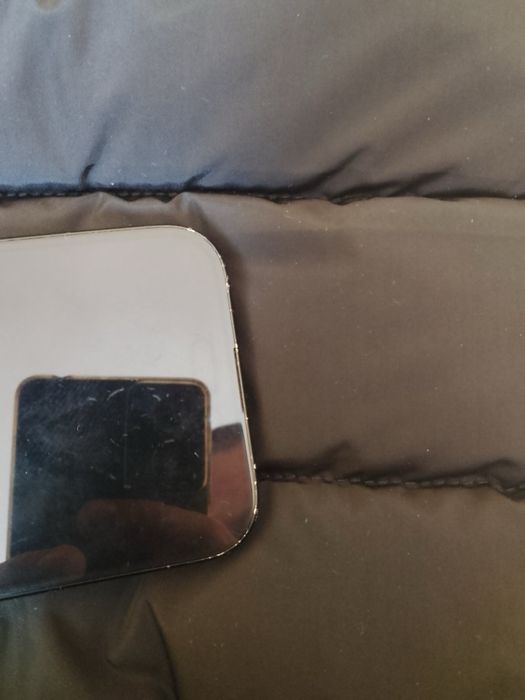 Iphone 15 с пукнат гръб