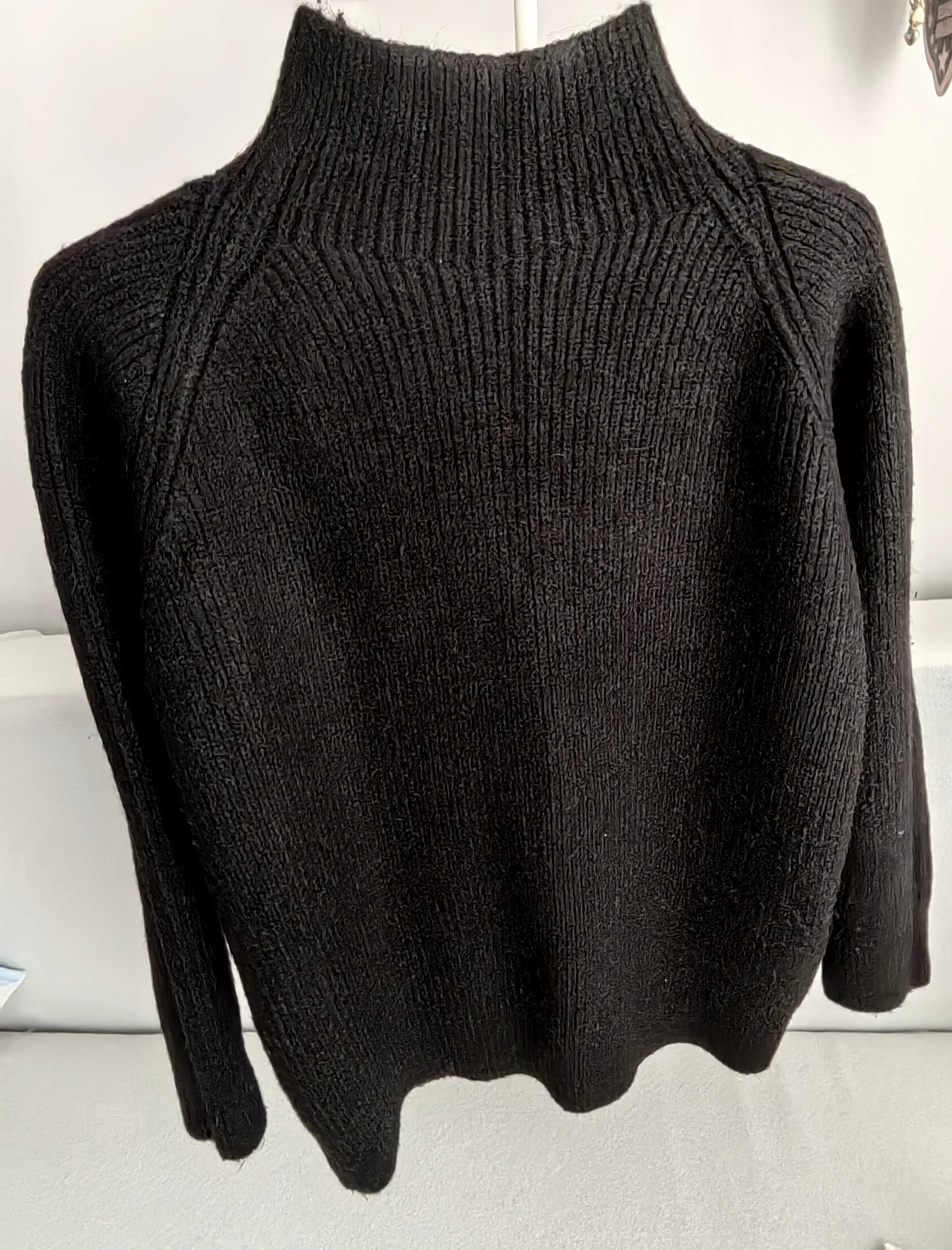 100% вълна,мек и приятен на допир зимен пуловер-бяло и черно в обявата