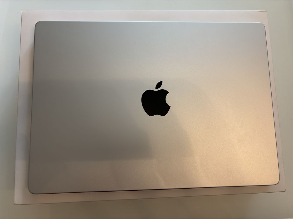 KATO НОВ 14" 512GB MacBook PRO M3 8GB Технополис Гаранция 2026 SILVER