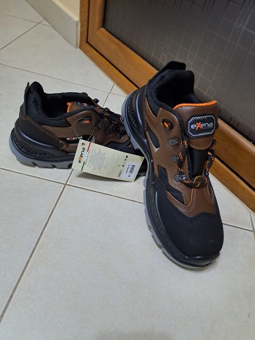 Vând bocanci Exena, noi.