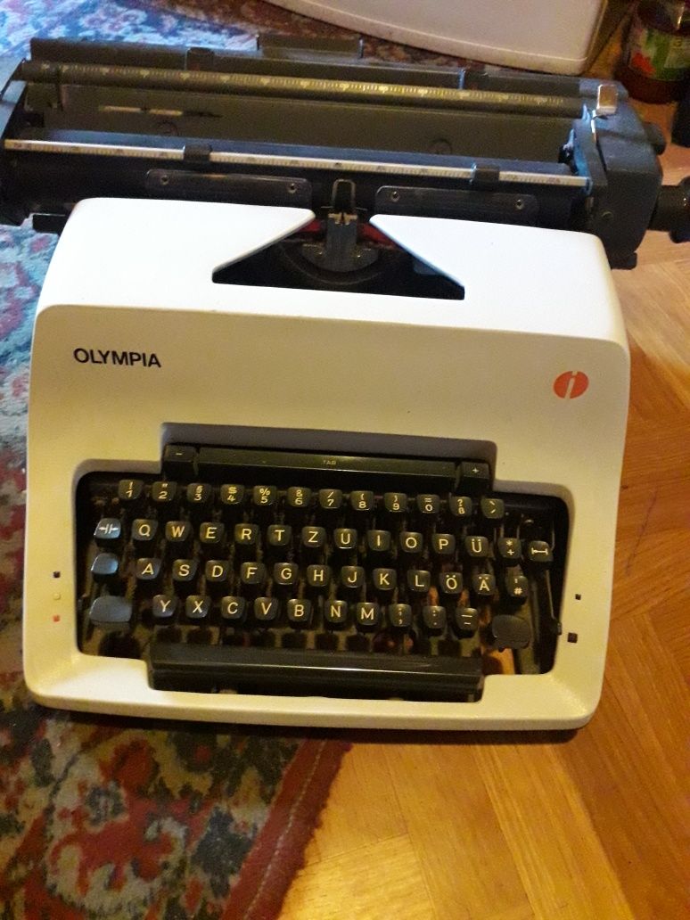 Mașină veche de scris Olympia