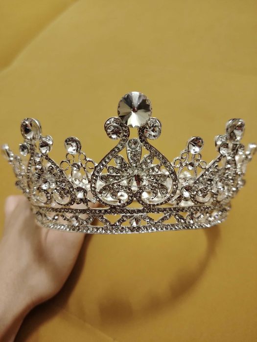 Rochie de mireasā cu accesorii si coronitā