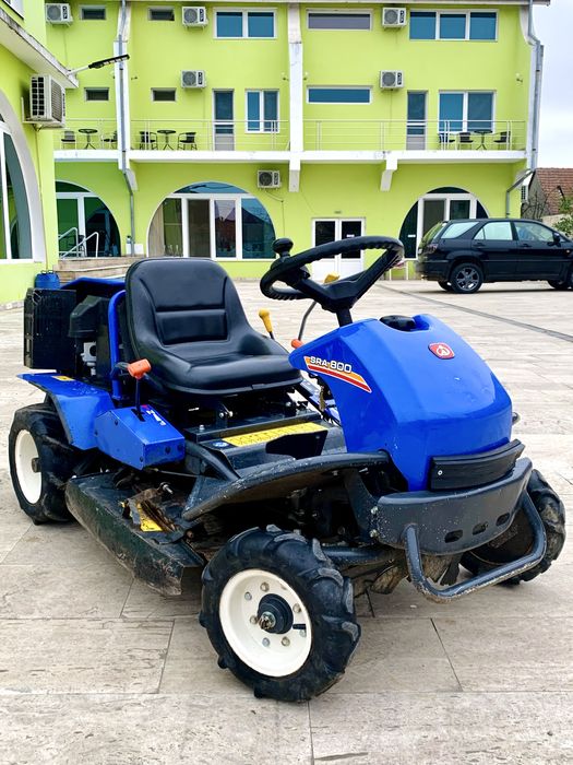 Tractoras de tuns iarba Iseki profesional destinat defrisarilor.
