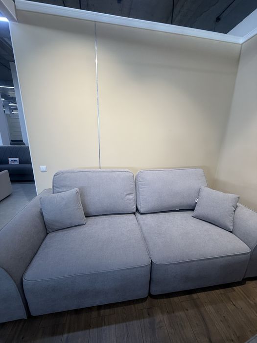 Раскладной огромный диван , в отличном состоянии  6 месяцев .