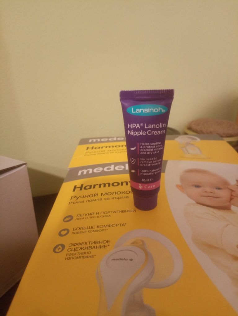 Двуфазна ръчна помпа за кърма Medela Harmony +  подарък