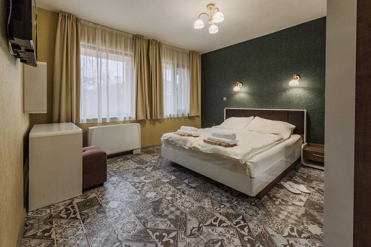 Дава се под наем Къща в с. Здравец, Област Варна - 420 кв.м за 2500 € - Снимка #7
