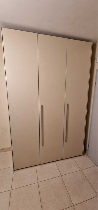 Трикрилен гардероб