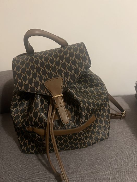 Раница за ежедневно ползване без следи от употреба