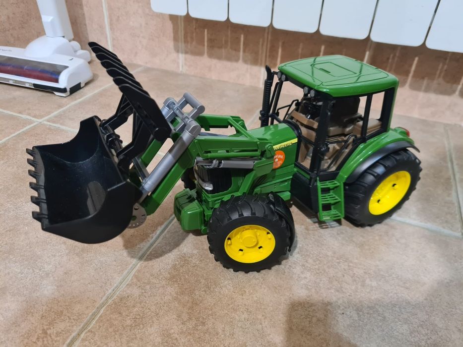 Jucarie Bruder Tractor John Deere verde cu cupă