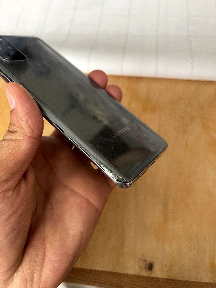 Samsung s 20 + plyus