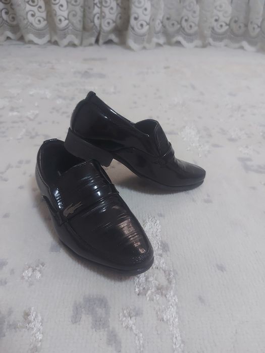 Новые лакированные туфли для мальчика 22 размер