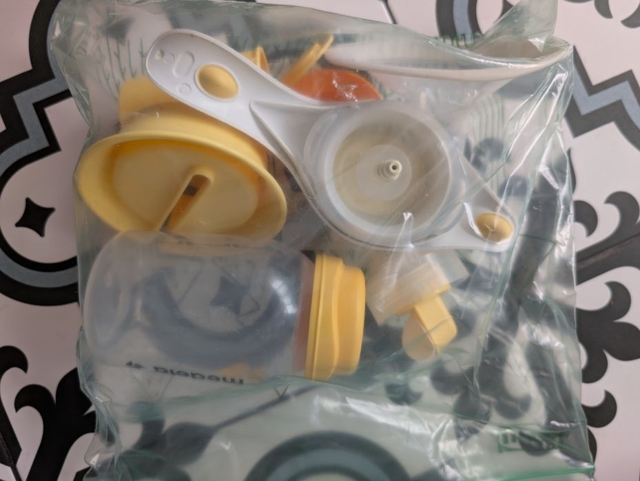 Помпа за кърма Medela с шише