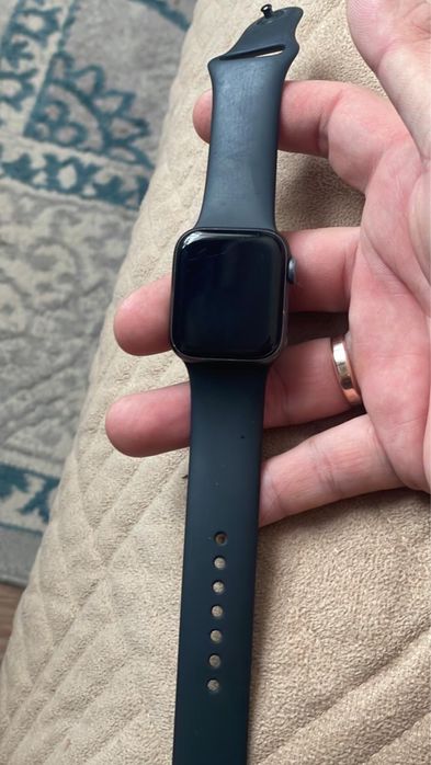 Продам Apple Watch SE