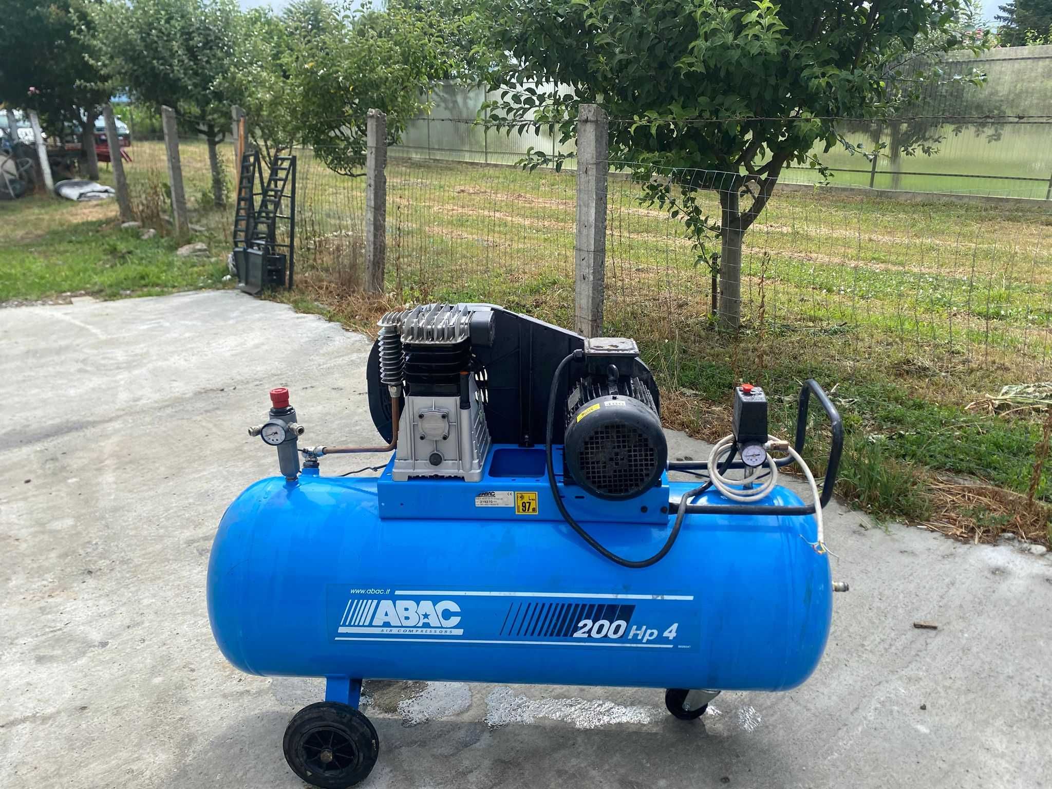 Compresor aer trifazic cu butelie de 200l abac
