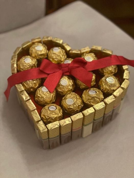 Realizez la comandă torturi din dulciuri ambalate
un cadou m