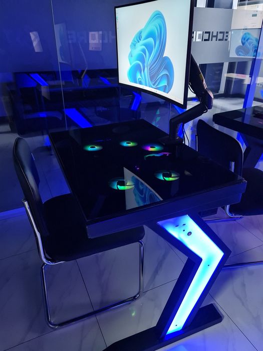 компьютер на столе