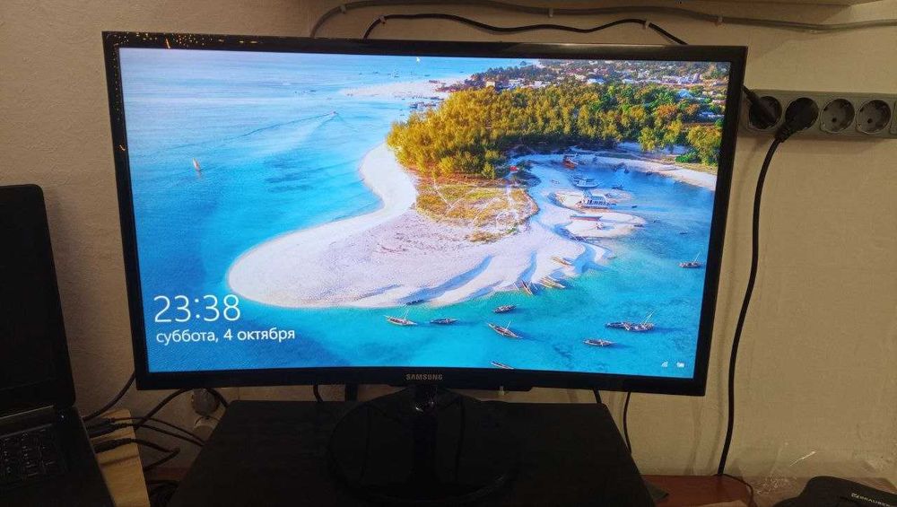 Изогнутый монитор SAMSUNG 24 дюйма (FullHD 1080p)