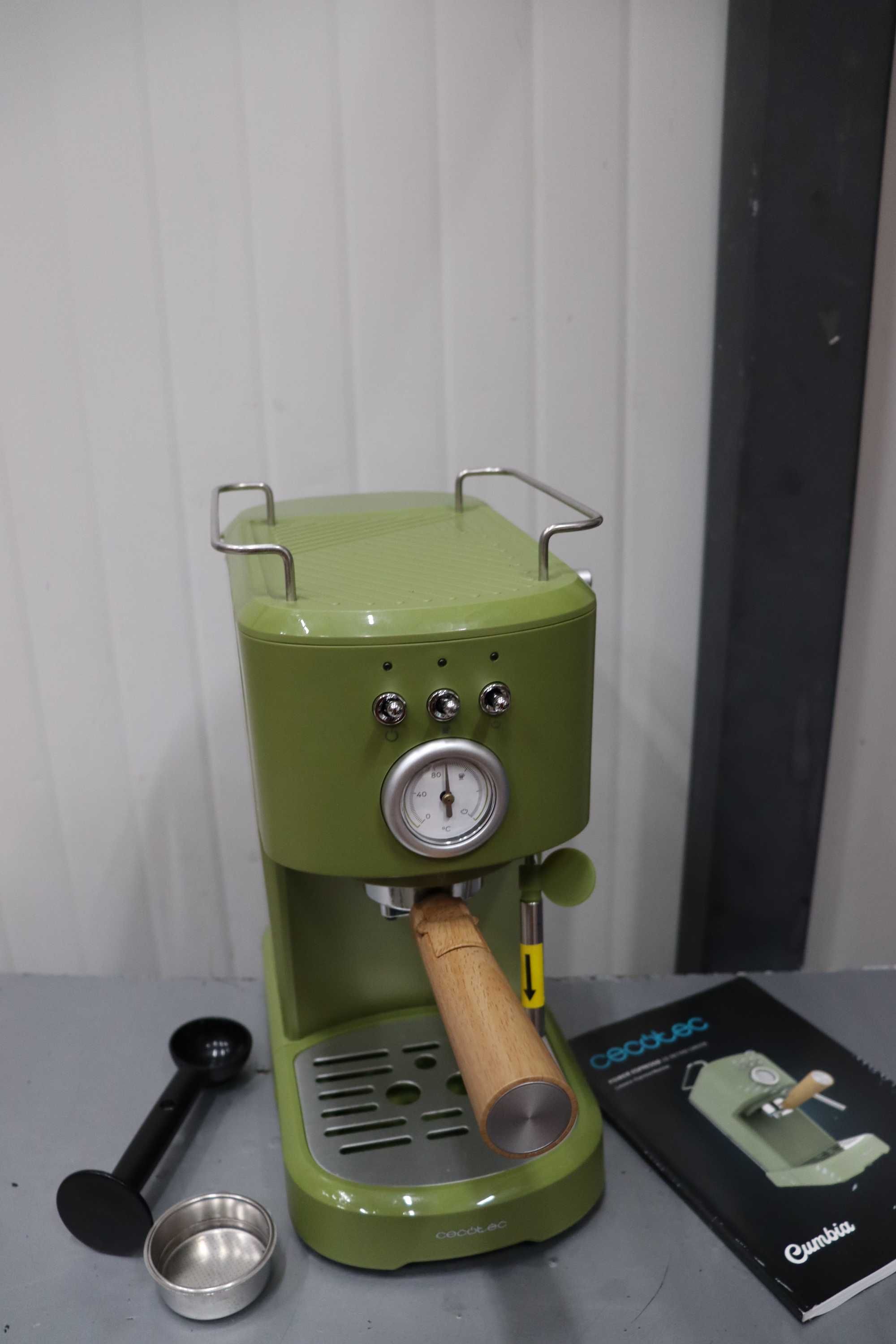 Кафемашина Cecotec Power Espresso 20 Retro Green. 1100W, 20bar