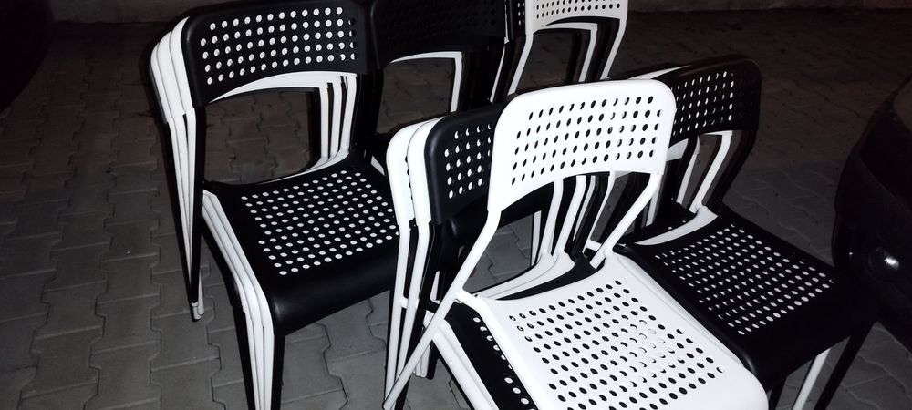 Scaune aproape noi de vanzare